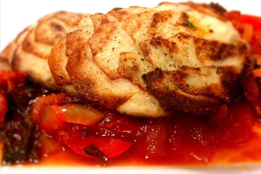 Daurade royale en écaille de patates et sa piperade au chorizo