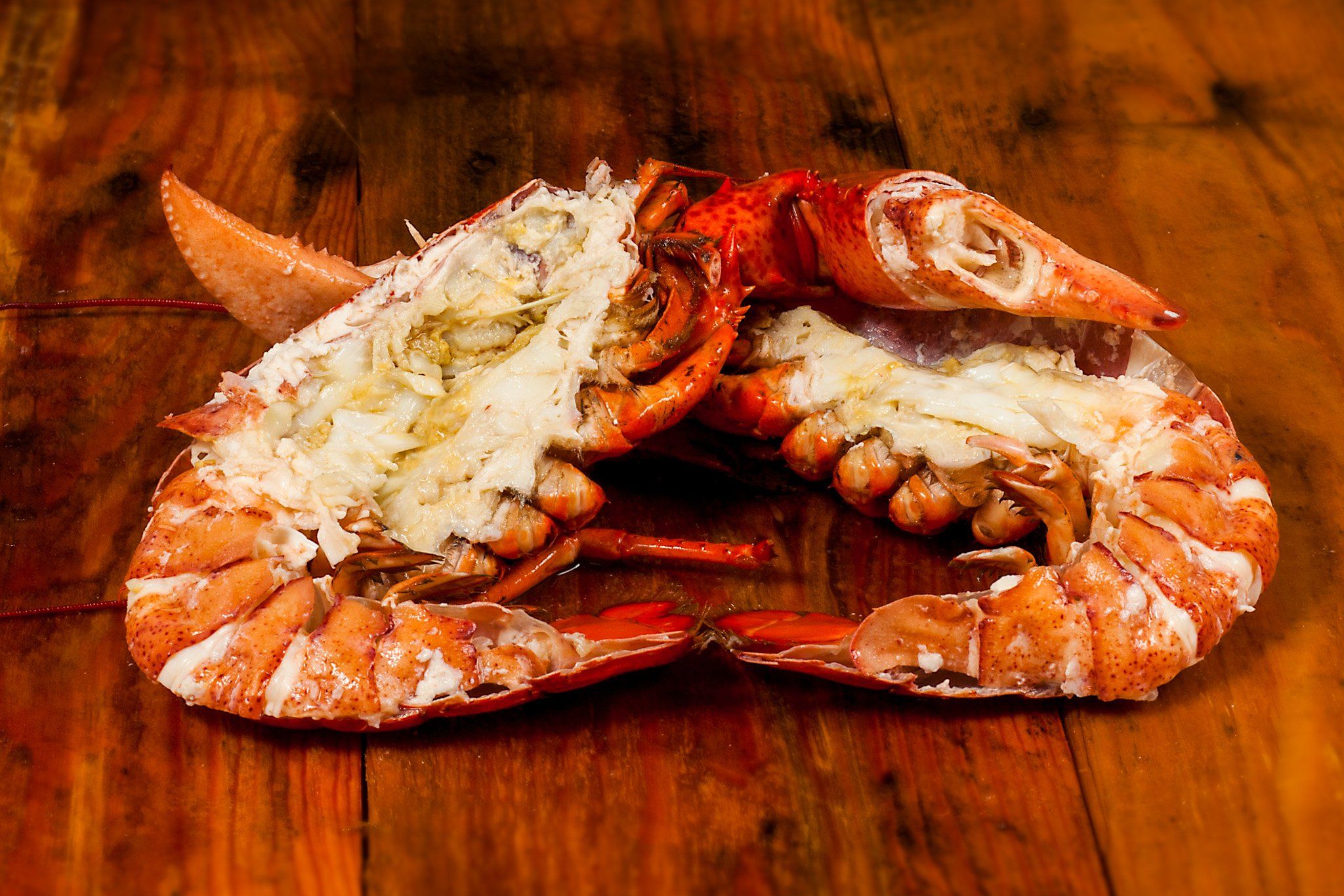 homard cuit coupé et craqué