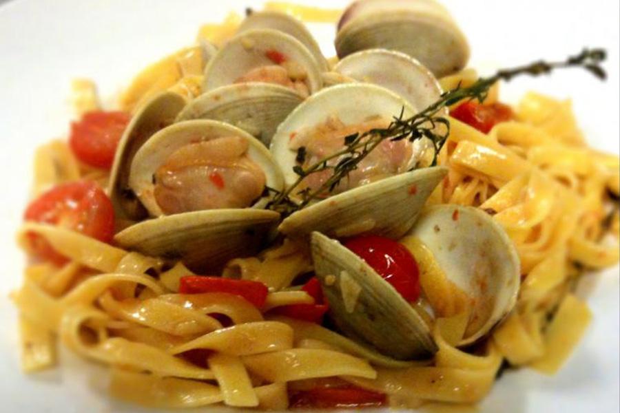 Tagliatelles aux palourdes et tomates cerise